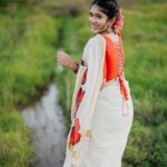 Kalyani Anil Instagram – അവിട്ടം ദിനാശംസകൾ 🌺
Onam series -7🌸

Saree @navamimypassionyourfashion 
📸 @travancoreads @jithuthampifm 
Blouse @geesahh_designs 
💄 @brides_of_deepthi