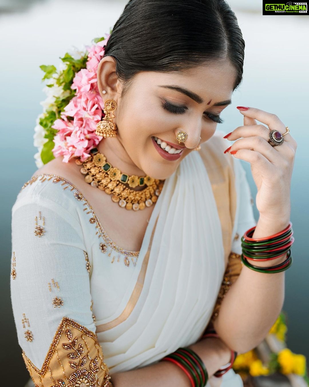 Kalyani Anil Instagram - ഏവർക്കും ഹൃദയം നിറഞ്ഞ ഓണാശംസകൾ 🌼🤍 Onam series -6🌸 Outfit @aalaadesigners 💄 @sudev.rudra 📸 @ananthu__as__