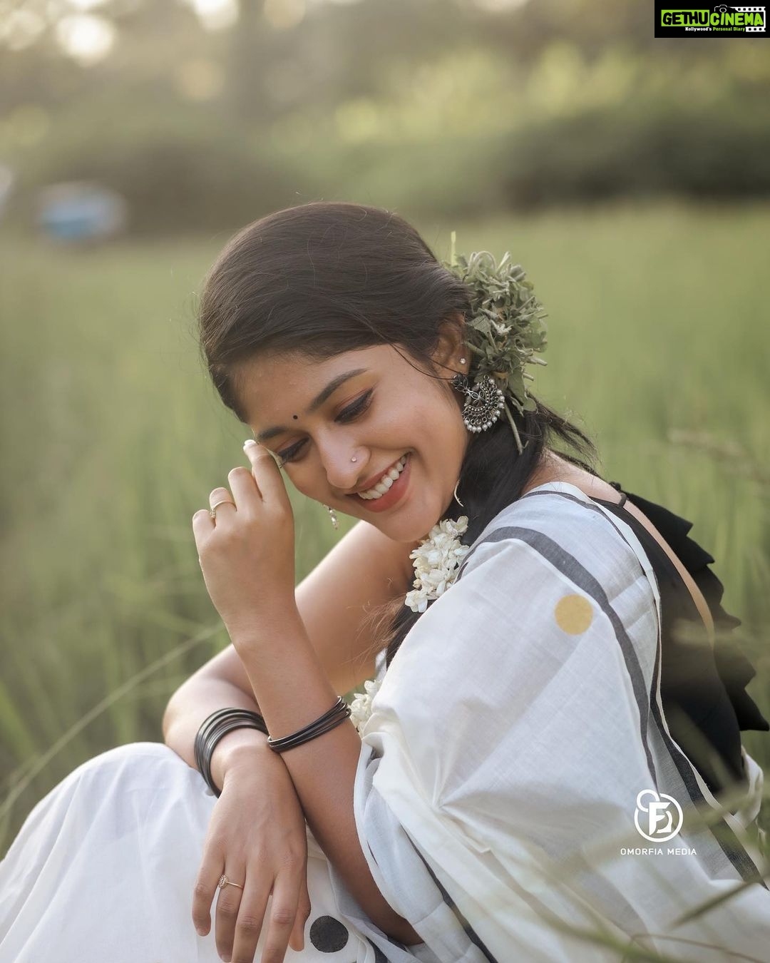 Kalyani Anil Instagram - Uthraadam🌸🌼 Onam series -5🌼 Saree @kuthampully_naithukada_okd 📸 @omorfia_media @sajad_vbm_ Neckset @canisaperidot