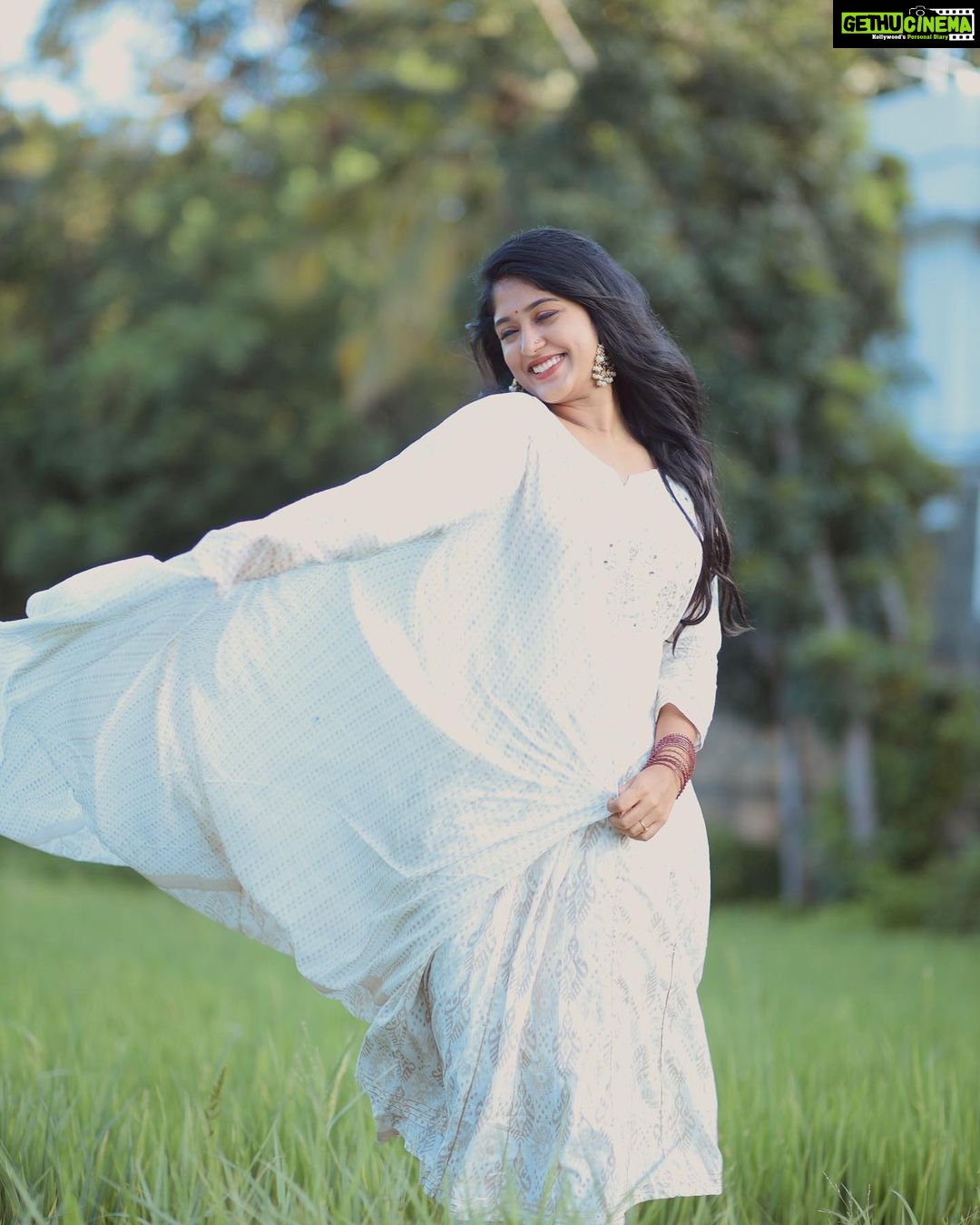 Kalyani Anil Instagram - 🕊️🪔🤍 Onam series -4🌼 👗 @vintageclosetofkamali 📸 @sajad_vbm_ @omorfia_media Earings @pretty.jewelbox