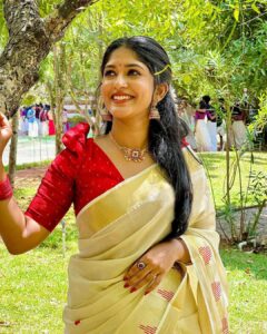 Kalyani Anil Instagram - Onam’23 🌼♥️
Onam series -3🌼
#marivanious 
Neckset @_vr_jewels_ 
Blouse from @geesahh_designs 
Thanku @brides_of_deepthi for this hairstyle😘

📸 @namitha_merin_george 🫶🏻