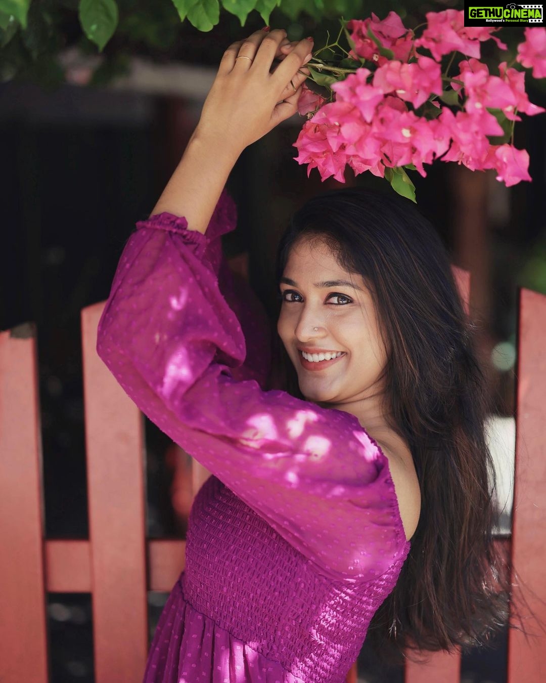 Kalyani Anil Instagram - GIVE me Fresh FLOWERS and old LOVEβ¦πΈπ π @mollyskovalam πΈ @travancoreads @jithuthampifm π¨ @momentssbyelementricx