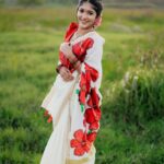 Kalyani Anil Instagram - അവിട്ടം ദിനാശംസകൾ 🌺 Onam series -7🌸 Saree @navamimypassionyourfashion 📸 @travancoreads @jithuthampifm Blouse @geesahh_designs 💄 @brides_of_deepthi