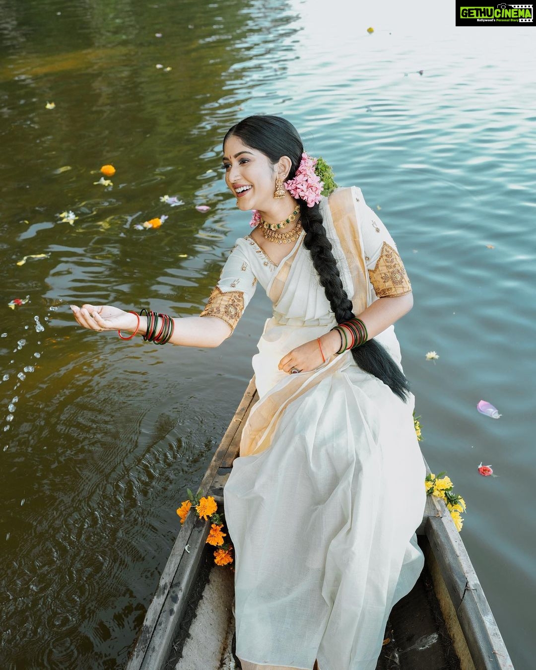 Kalyani Anil Instagram - ഏവർക്കും ഹൃദയം നിറഞ്ഞ ഓണാശംസകൾ 🌼🤍 Onam series -6🌸 Outfit @aalaadesigners 💄 @sudev.rudra 📸 @ananthu__as__