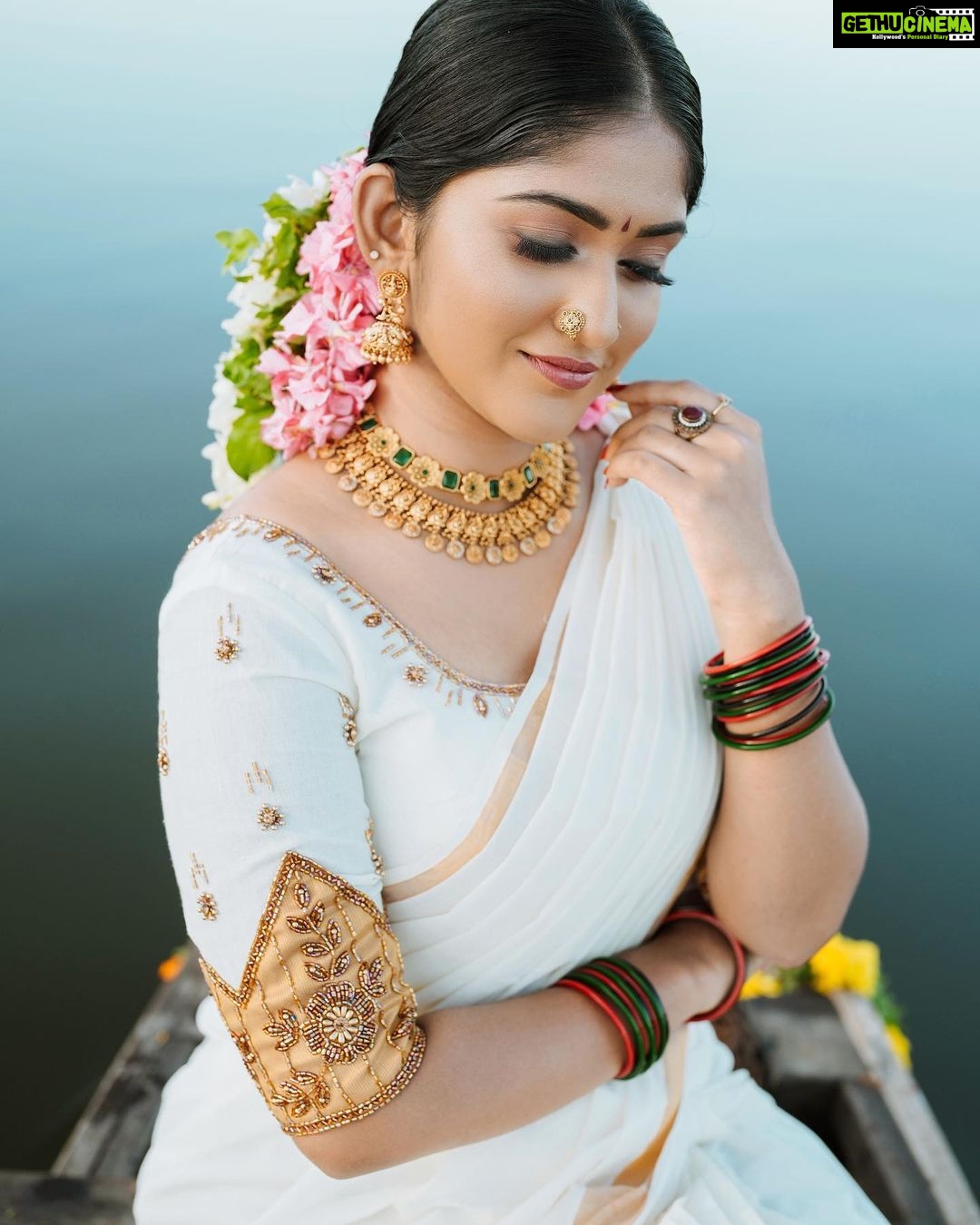 Kalyani Anil Instagram - ഏവർക്കും ഹൃദയം നിറഞ്ഞ ഓണാശംസകൾ 🌼🤍 Onam series -6🌸 Outfit @aalaadesigners 💄 @sudev.rudra 📸 @ananthu__as__