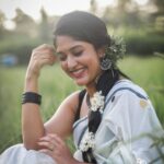 Kalyani Anil Instagram - Koode neeyum….🤍🌼 Neckset @canisaperidot Saree @kuthampully_naithukada_okd Blouse stitched by @geesahh_designs 📸 @sajad_vbm_ @omorfia_media Styling and makeup by me😉