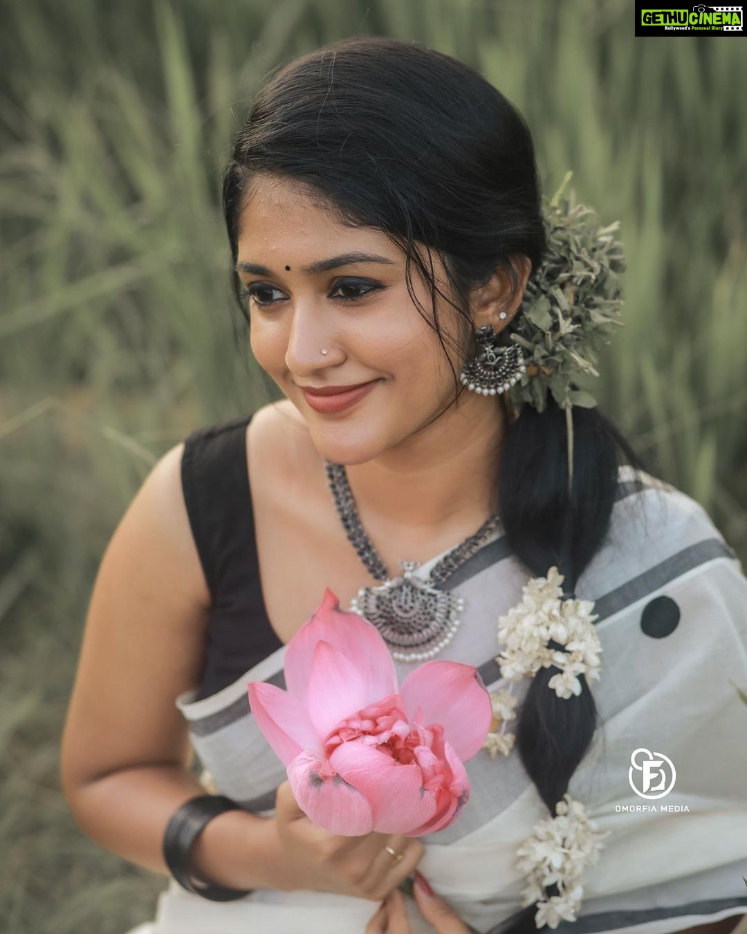 Kalyani Anil Instagram - Uthraadam🌸🌼 Onam series -5🌼 Saree @kuthampully_naithukada_okd 📸 @omorfia_media @sajad_vbm_ Neckset @canisaperidot