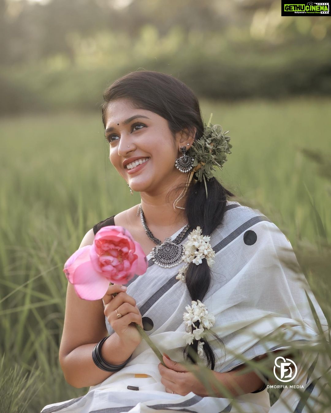 Kalyani Anil Instagram - Uthraadam🌸🌼 Onam series -5🌼 Saree @kuthampully_naithukada_okd 📸 @omorfia_media @sajad_vbm_ Neckset @canisaperidot