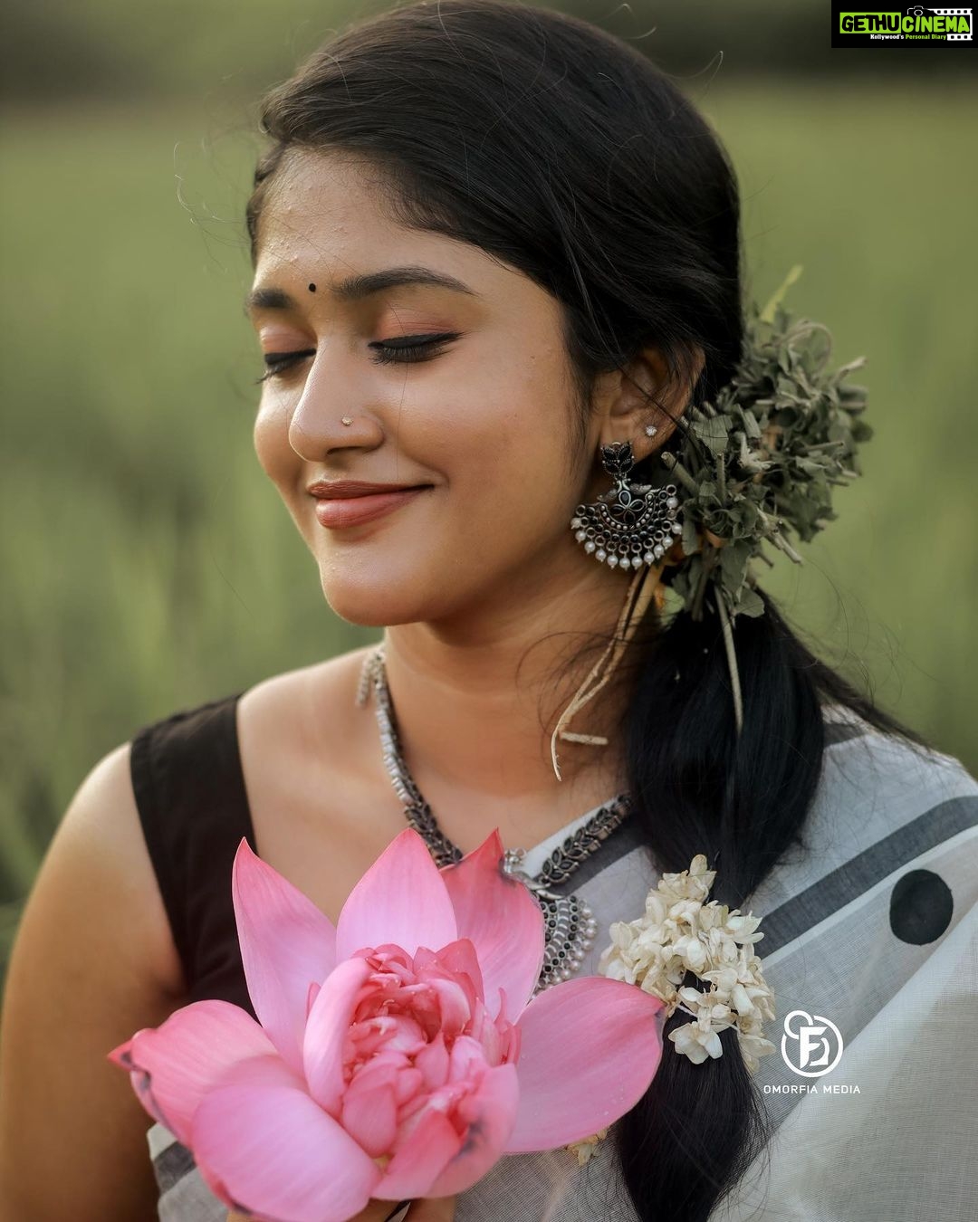 Kalyani Anil Instagram - Uthraadam🌸🌼 Onam series -5🌼 Saree @kuthampully_naithukada_okd 📸 @omorfia_media @sajad_vbm_ Neckset @canisaperidot