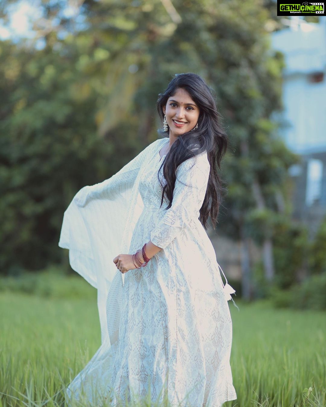 Kalyani Anil Instagram - 🕊️🪔🤍 Onam series -4🌼 👗 @vintageclosetofkamali 📸 @sajad_vbm_ @omorfia_media Earings @pretty.jewelbox