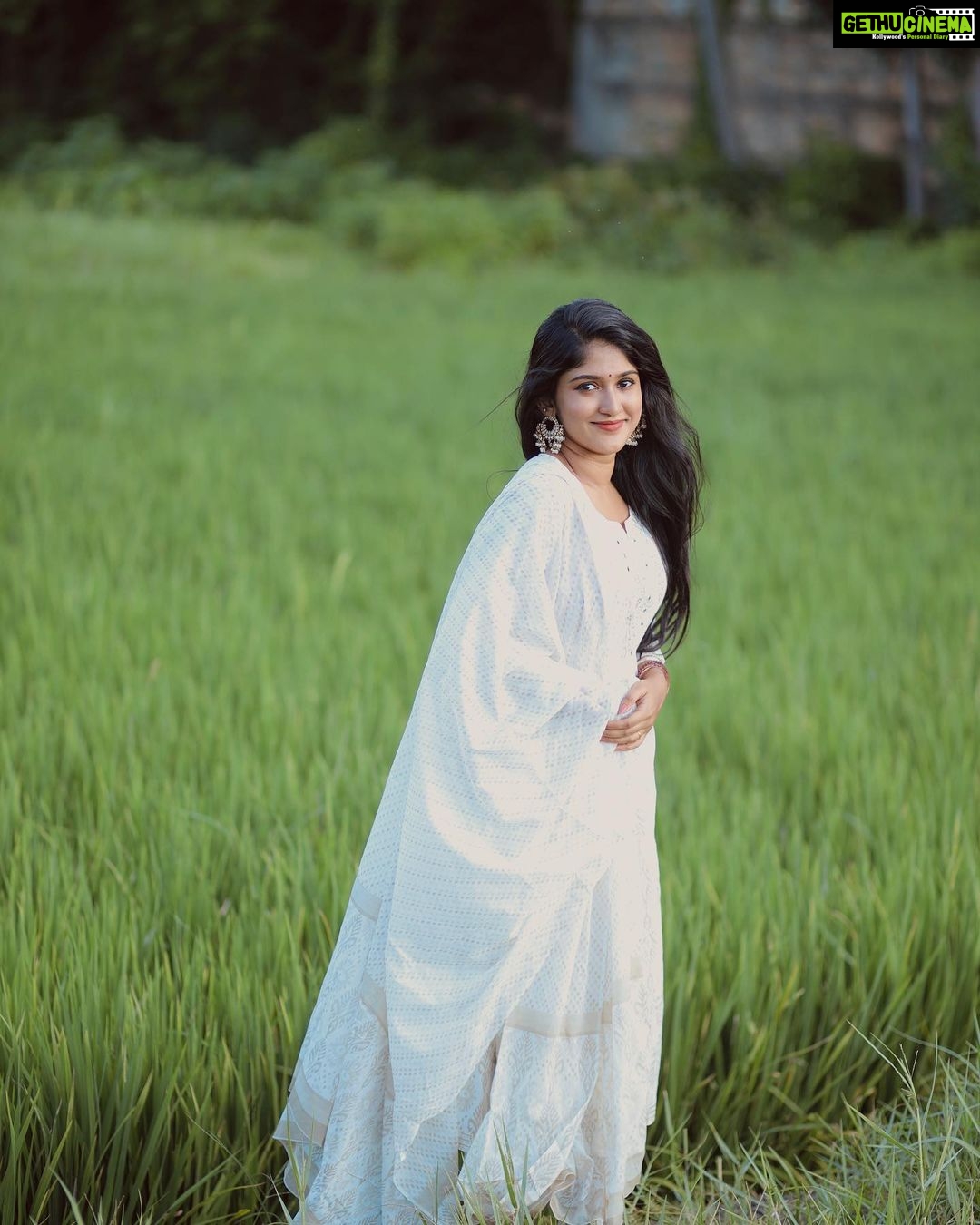 Kalyani Anil Instagram - 🕊️🪔🤍 Onam series -4🌼 👗 @vintageclosetofkamali 📸 @sajad_vbm_ @omorfia_media Earings @pretty.jewelbox