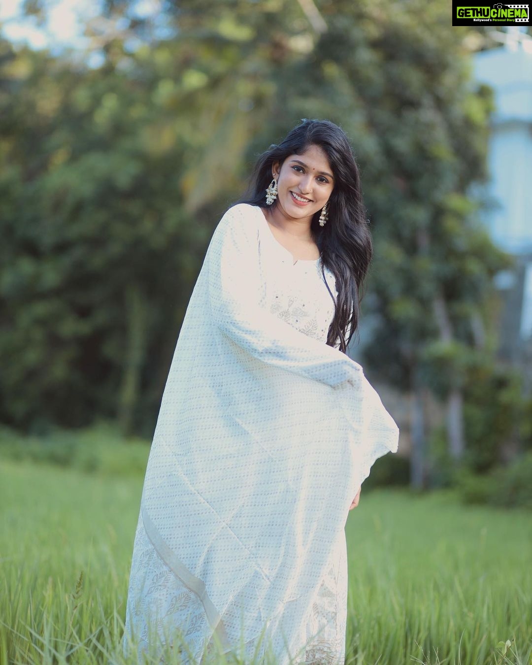 Kalyani Anil Instagram - 🕊️🪔🤍 Onam series -4🌼 👗 @vintageclosetofkamali 📸 @sajad_vbm_ @omorfia_media Earings @pretty.jewelbox