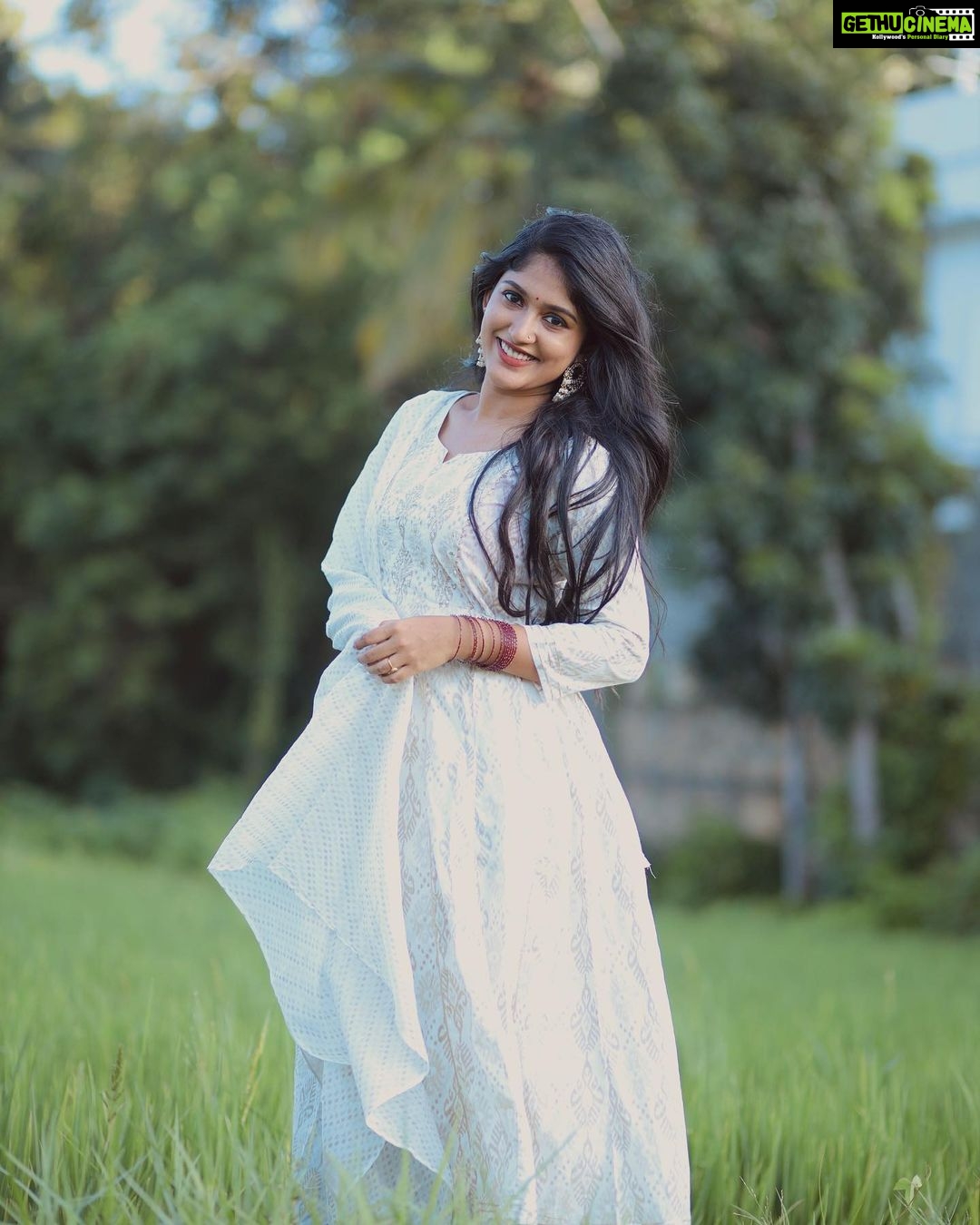Kalyani Anil Instagram - 🕊️🪔🤍 Onam series -4🌼 👗 @vintageclosetofkamali 📸 @sajad_vbm_ @omorfia_media Earings @pretty.jewelbox