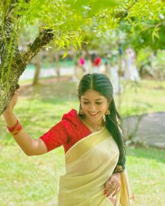 Kalyani Anil Instagram - Onam’23 🌼♥️
Onam series -3🌼
#marivanious 
Neckset @_vr_jewels_ 
Blouse from @geesahh_designs 
Thanku @brides_of_deepthi for this hairstyle😘

📸 @namitha_merin_george 🫶🏻