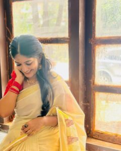 Kalyani Anil Instagram - Onam’23 🌼♥️
Onam series -3🌼
#marivanious 
Neckset @_vr_jewels_ 
Blouse from @geesahh_designs 
Thanku @brides_of_deepthi for this hairstyle😘

📸 @namitha_merin_george 🫶🏻