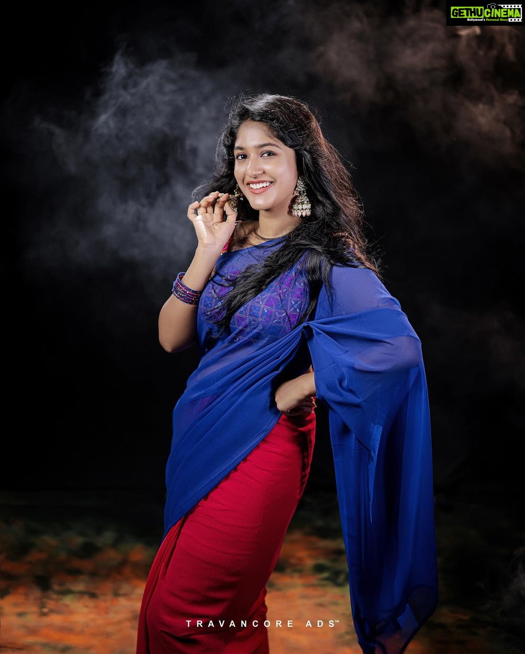 Kalyani Anil Instagram - Jumkha ❤️🔥 Earings @pretty.jewelbox 📸 @travancoreads @jithuthampifm Saree @geesahh_designs