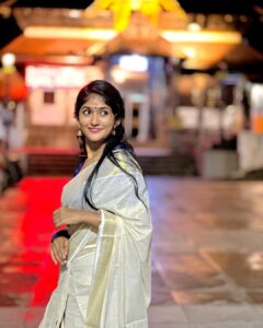 Kalyani Anil Instagram - ✨

Saree @ar_handlooms_kuthampully 

📸 @sonu_.sajeev 😘

#trivandrum #padmanabhaswamytemple