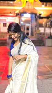Kalyani Anil Instagram - പത്മനാഭന്റെ മണ്ണ്….✨

Saree @ar_handlooms_kuthampully 

📸 @sonu_.sajeev 💋

#temple #traditional #reelkarofeelkaro #reelitfeelit #hindi #saree #love #trend #viral #trivandram #padmanabhaswamytemple