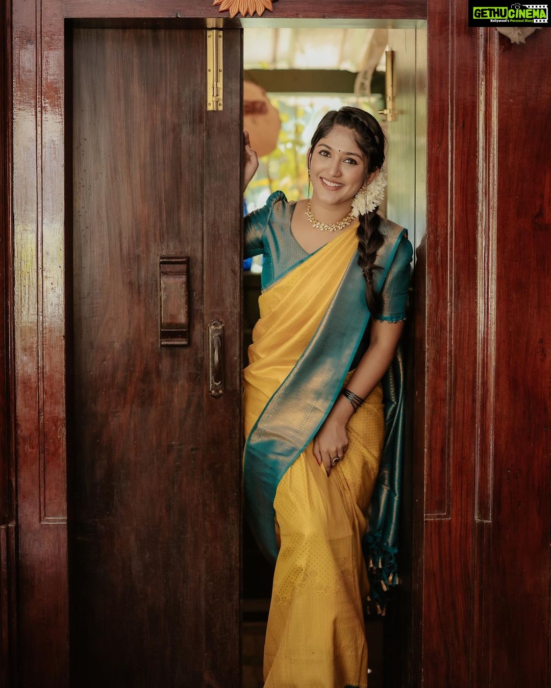 Kalyani Anil Instagram - என் கூந்தல் தேவன் தூங்கும் பள்ளி அறையா அறையா மலர் சூடும் வயதில் என்னை மறந்து போவதுதான் முறையா…..✨🪞 📍 @mollyskovalam 📸 @travancoreads @jithuthampifm 🎨 @momentssbyelementricx