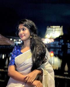 Kalyani Anil Instagram - ✨

Saree @ar_handlooms_kuthampully 

📸 @sonu_.sajeev 😘

#trivandrum #padmanabhaswamytemple
