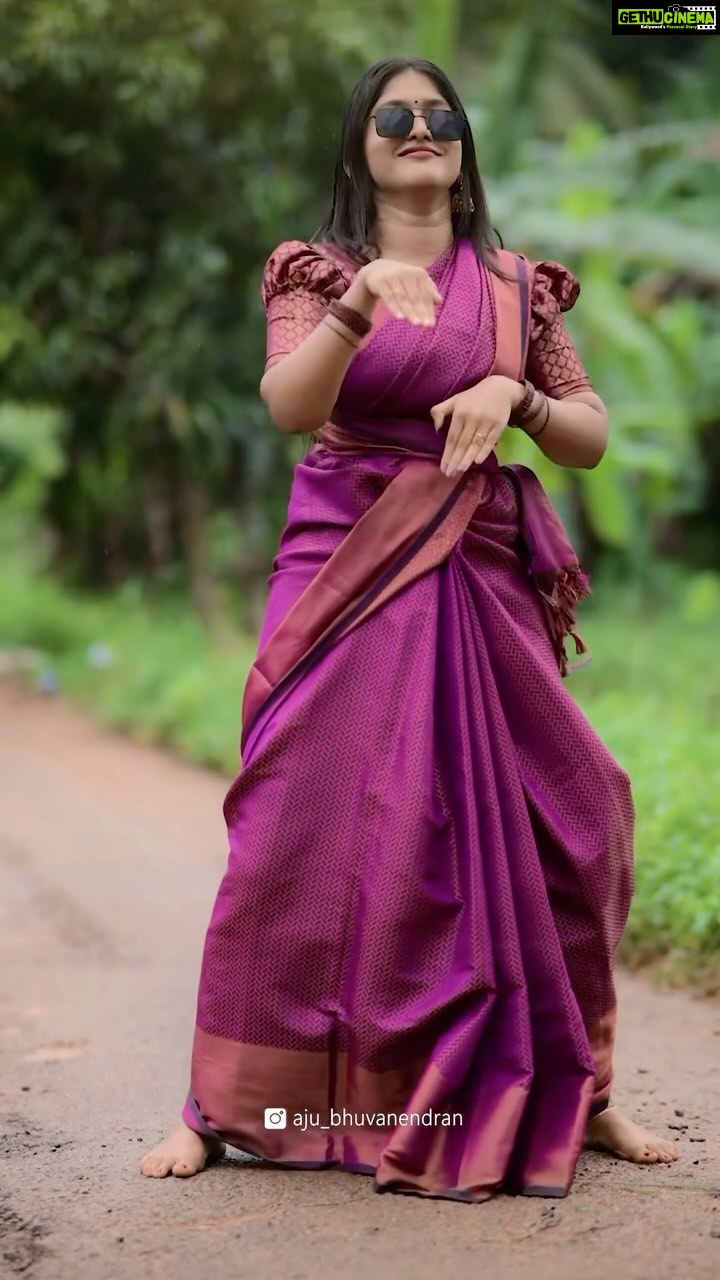 Kalyani Anil Instagram - Thankz for watching 🙏🏻😜 📸 @aju_bhuvanendran gollam😂🫶🏻 Saree @ar_handlooms_kuthampully #bloopers #reelkarofeelkaro #reelitfeelit #dance #dancechallenge #trendingsongs #viral #viraldance Trivandrum, India