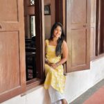 Kalyani Anil Instagram - …..🌚💛 Kurthi from @amiravogue.in 📸 @_.swathy_saji._ 🫶🏻😘 Mar Ivanios College