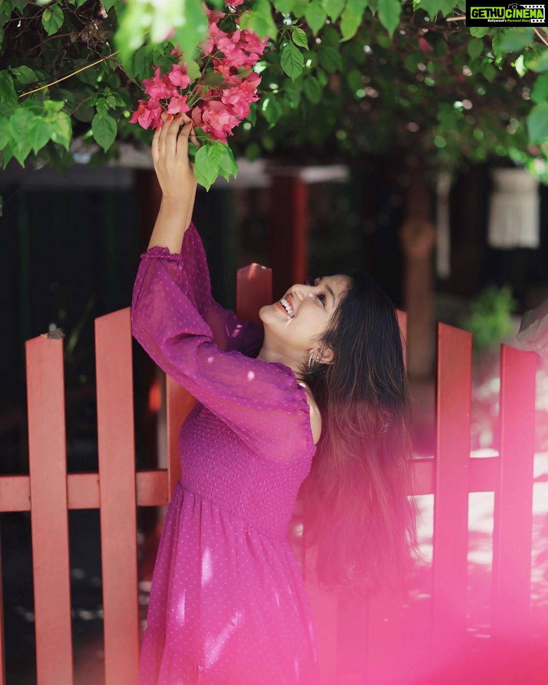Kalyani Anil Instagram - GIVE me Fresh FLOWERS and old LOVEβ¦πΈπ π @mollyskovalam πΈ @travancoreads @jithuthampifm π¨ @momentssbyelementricx