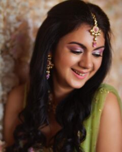 Kamna Jethmalani Instagram - Absolutely loving this soft dewy look . A perfect look for day and night . Thank you @roshneechawla_makeupandhair for making me look like a doll. 
Clicked by - @sandeep.mv 
Outfit- @seasonsmumbai 
Hair and makeup - @roshneechawla_makeupandhair 

#makeuplook #ethnic #green #pink #colours #smile #bangalorediaries