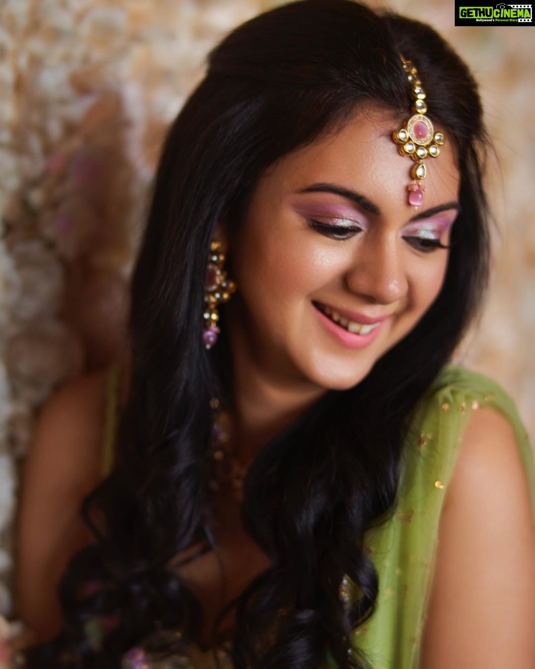 Kamna Jethmalani - 9.5K Likes - Absolutely loving this soft dewy look . A perfect look for day and night . Thank you @roshneechawla_makeupandhair for making me look like a doll.
Clicked by - @sandeep.mv
Outfit- @seasonsmumbai
Hair and makeup - @roshneechawla_makeupandhair
#makeuplook #ethnic #green #pink #colours #smile #bangalorediaries