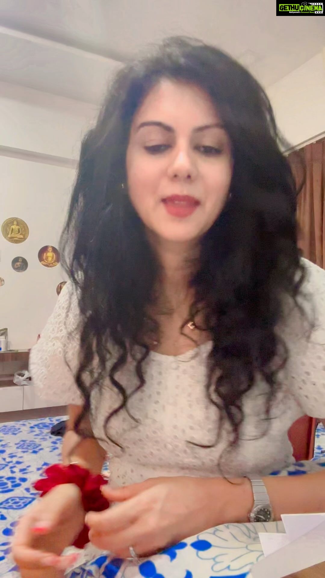 Kamna Jethmalani Instagram - Thank you @myvelvetbox for sending across me such cute hair accessories ❤️ I loved everything! Hair care is so underrated, it’s the little things which matter a lot and go a long way. #curlyhair #white #night #bombaydiaries #bombay #reel #instagram #instagood