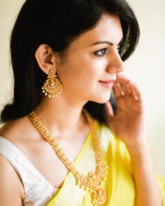 Kamna Jethmalani Instagram - I have always had a thing for temple jewellery and when I received this beautiful temple set by @jewelerybysusmitha I was super excited to wear it and flaunt it. 
Just loved the set. 
Thank you @jewelerybysusmitha for giving me this beautiful set🌸🌸

Saree - @nallisilksarees 
Jewellery- @jewelerybysusmitha