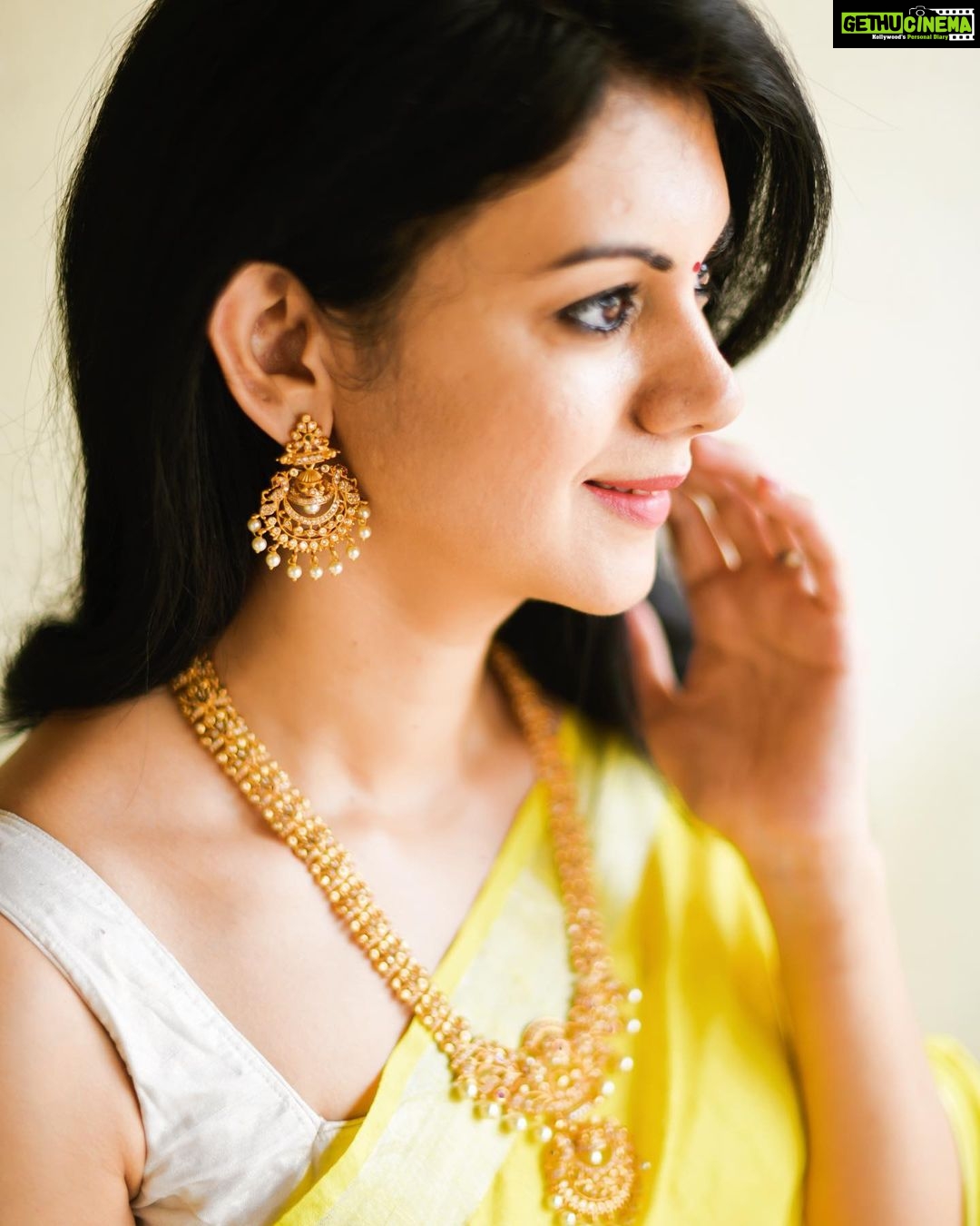 Kamna Jethmalani - 7.9K Likes - I have always had a thing for temple jewellery and when I received this beautiful temple set by @jewelerybysusmitha I was super excited to wear it and flaunt it.
Just loved the set.
Thank you @jewelerybysusmitha for giving me this beautiful set🌸🌸
Saree - @nallisilksarees
Jewellery- @jewelerybysusmitha
