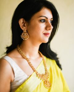 Kamna Jethmalani Instagram - I have always had a thing for temple jewellery and when I received this beautiful temple set by @jewelerybysusmitha I was super excited to wear it and flaunt it. 
Just loved the set. 
Thank you @jewelerybysusmitha for giving me this beautiful set🌸🌸

Saree - @nallisilksarees 
Jewellery- @jewelerybysusmitha