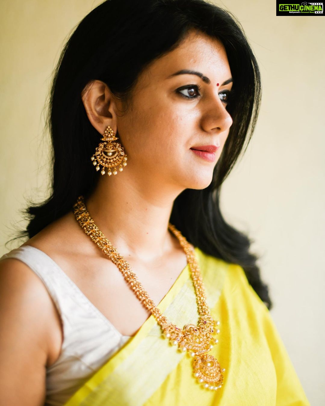 Kamna Jethmalani - 7.9K Likes - I have always had a thing for temple jewellery and when I received this beautiful temple set by @jewelerybysusmitha I was super excited to wear it and flaunt it.
Just loved the set.
Thank you @jewelerybysusmitha for giving me this beautiful set🌸🌸
Saree - @nallisilksarees
Jewellery- @jewelerybysusmitha