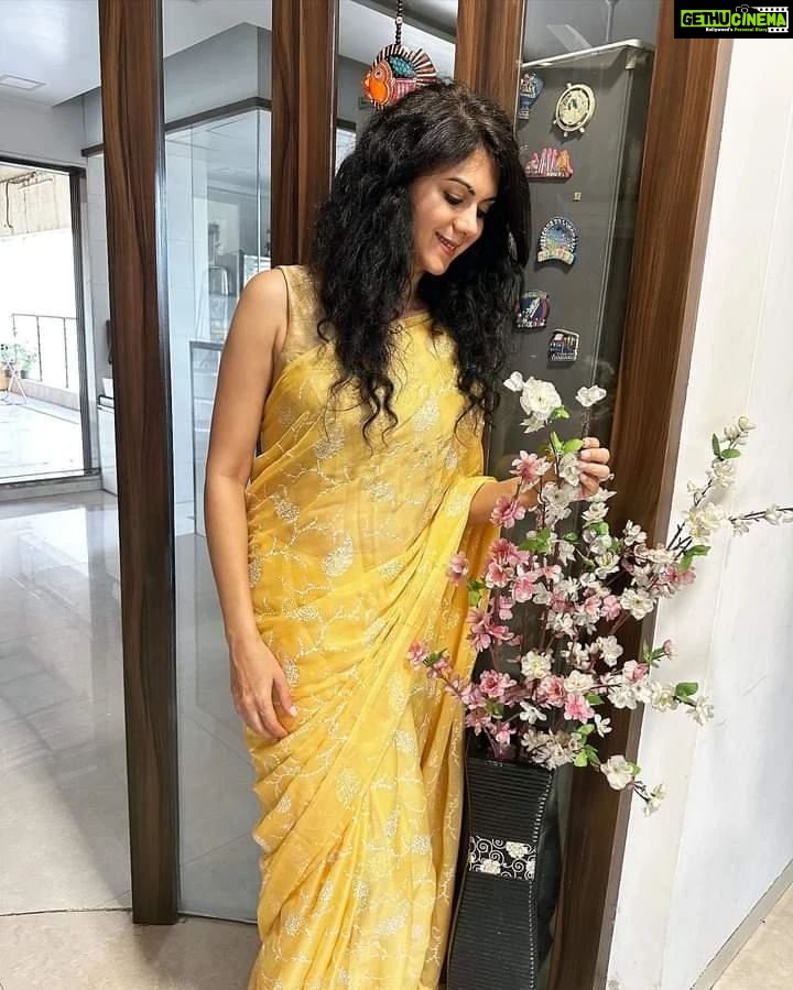 Kamna Jethmalani Instagram - Gorgeous @kamana10 wearing our soft chiffon floral saree with t assles. Saree 5.5 metres with blouse Please DM for orders and enquiries