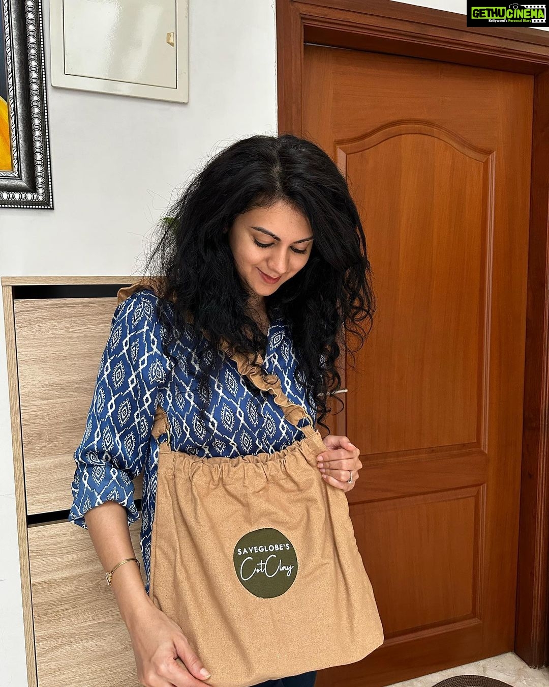 Kamna Jethmalani Instagram - Thank you @saveglobecotclay for sending across these lovely bags. They are eco- friendly and the designs are so cute . Loved the design and style. Enjoying using them 🌸🌸 @saveglobecotclay