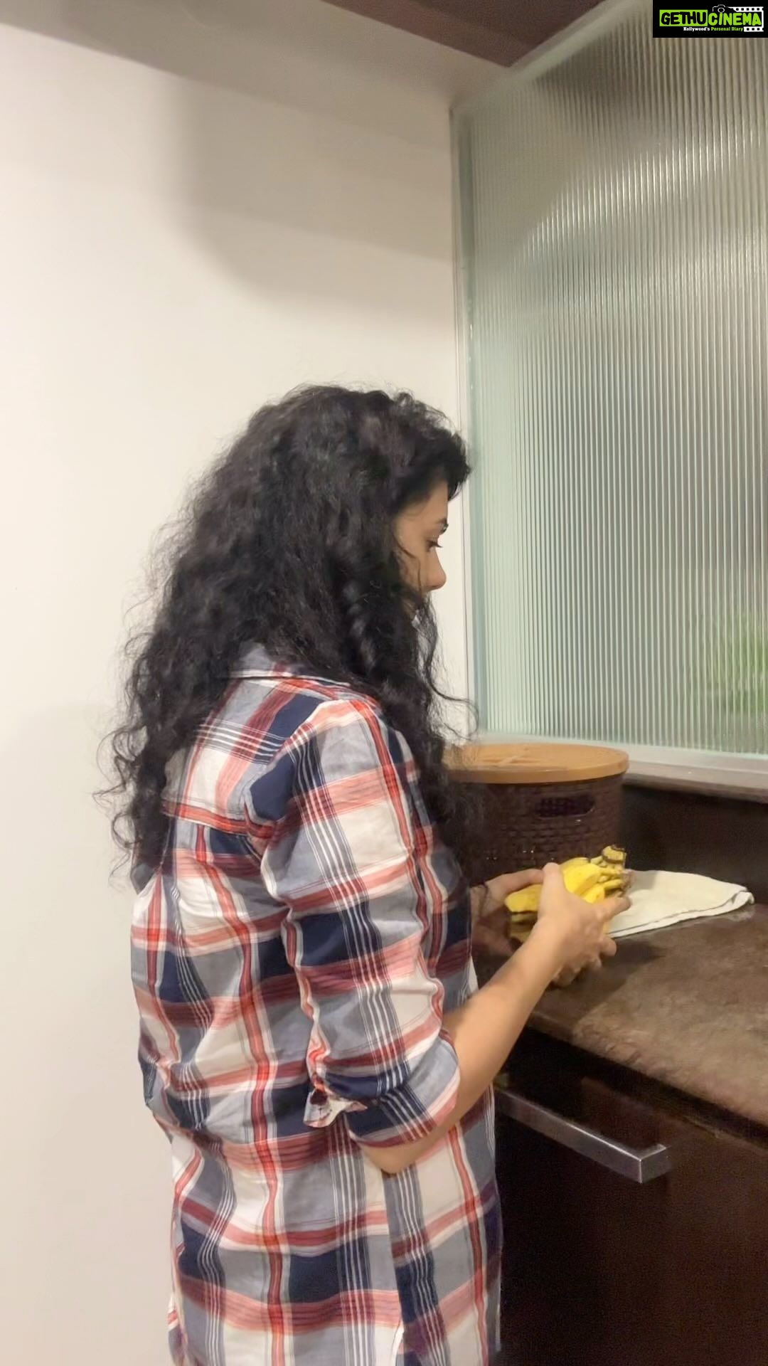 Kamna Jethmalani Instagram - #wednesdaywisdom time …Sooooo many myths about banana… It is fattening… we become fat , high in cholesterol and calories and etc etc .. The fact is Bananas is one of the most healthy and tasty fruit.. 1. Nutrient-rich: They are a good source of potassium, vitamin C, vitamin B6, and dietary fiber. 2. Heart health: Potassium helps regulate blood pressure, reducing the risk of cardiovascular problems. 3. Digestive health: The fiber in bananas promotes regular bowel movements and can help with digestion. 4. Energy boost: Bananas provide a quick and natural energy source due to their carbohydrates and natural sugars. 5. Mood improvement: They contain tryptophan, a precursor to serotonin, which can help improve mood. 6. Weight management: Their fiber content can help you feel full, potentially aiding in weight control. 7. Nutrient absorption: Bananas contain vitamin C, which aids in the absorption of iron from plant-based foods. 8. Skin health: The vitamin C and antioxidants in bananas contribute to healthy skin. 9- They are a portable, easy-to-eat snack.