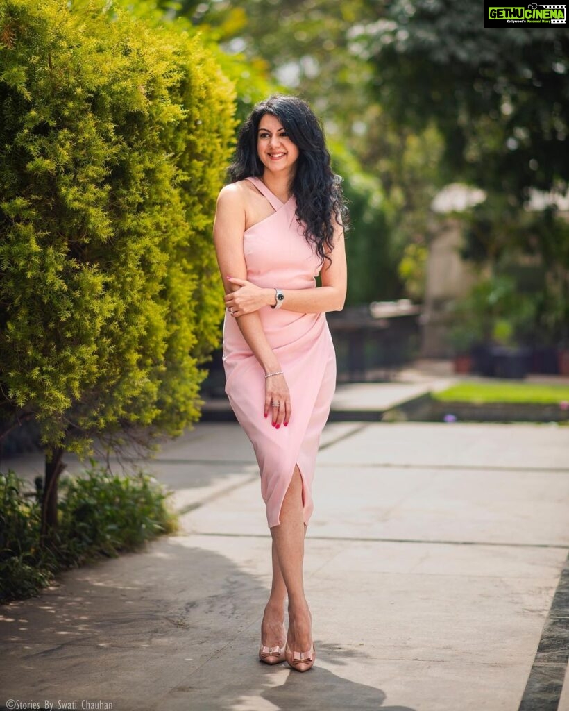 Kamna Jethmalani Instagram - Hello 🌸🌸🌸 Outfit - @forevernew_india Watch - @omega Shoes - @ferragamo Clicked by - @storiesbyswatichauhan