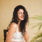 Kamna Jethmalani Instagram - Hello March 🌸🌸🌸 #march #spring #white #nofilter #poser #beingme #curls #casual #kamnajethmalani #hyderabad #bangalore #south