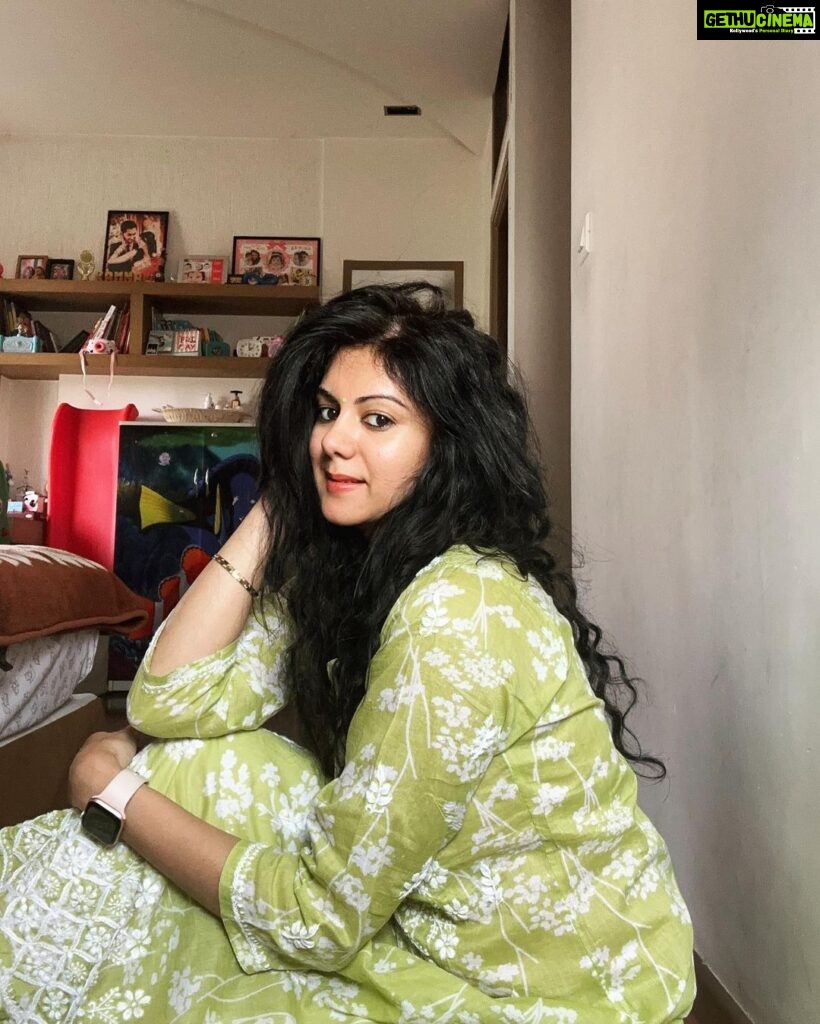 Kamna Jethmalani Instagram - When they said go green … I took it literally 🙈 How’s your weekend going ? #green #lucknowkurti #comfortable #favorite #curls #poser #kamnajethmalani #saturday