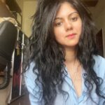 Kamna Jethmalani Instagram - Good morning people! Have a blessed day and a blessed week ahead! Small reminder - Do something what you really like, just spare an hour -drink water -take some sun -dance a little -smile All these things are absolutely free 😁 #monday #denim #shirt #blue #curls #nofilter #mondayblues #smile #longhair