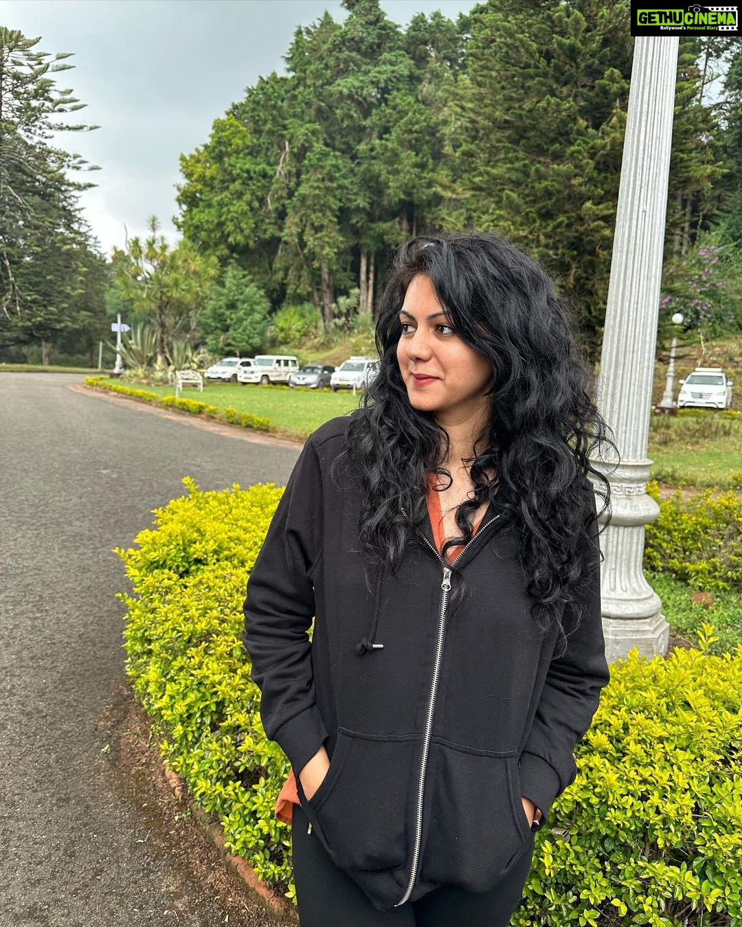 Kamna Jethmalani Instagram - Hellooooooooo from ooty … It’s a new day, new week and new beginning 🌸 I am super excited to share this news with you all that I have finally signed a Tamil movie and the shooting starts today. Thank you so much for all your ❤️ All I need is your luck and blessings 🌸🌸 A big thank you to you all who never gave up on me ❤️ #newbeginnings #ooty #tamil #shoot #amazinweather #nature #gratitude #grateful