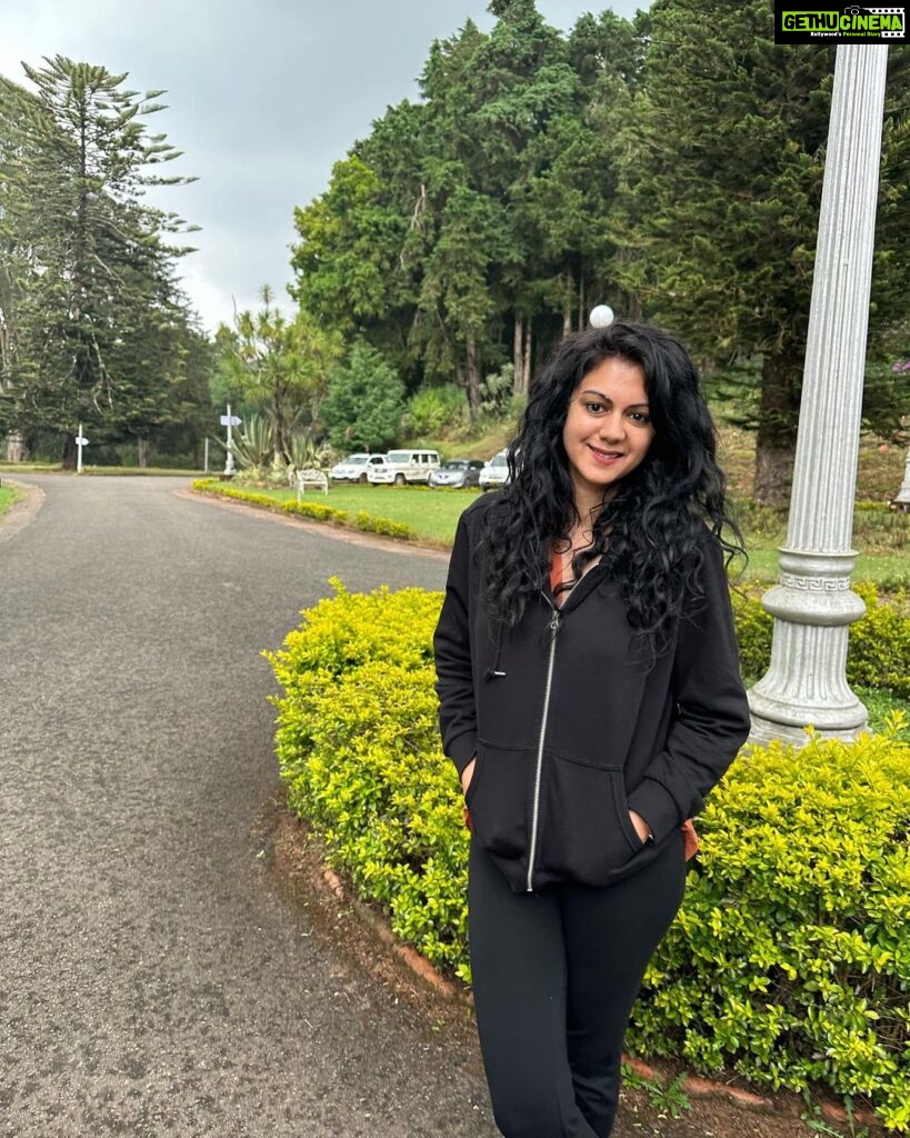 Kamna Jethmalani Instagram - Hellooooooooo from ooty … It’s a new day, new week and new beginning 🌸 I am super excited to share this news with you all that I have finally signed a Tamil movie and the shooting starts today. Thank you so much for all your ❤️ All I need is your luck and blessings 🌸🌸 A big thank you to you all who never gave up on me ❤️ #newbeginnings #ooty #tamil #shoot #amazinweather #nature #gratitude #grateful