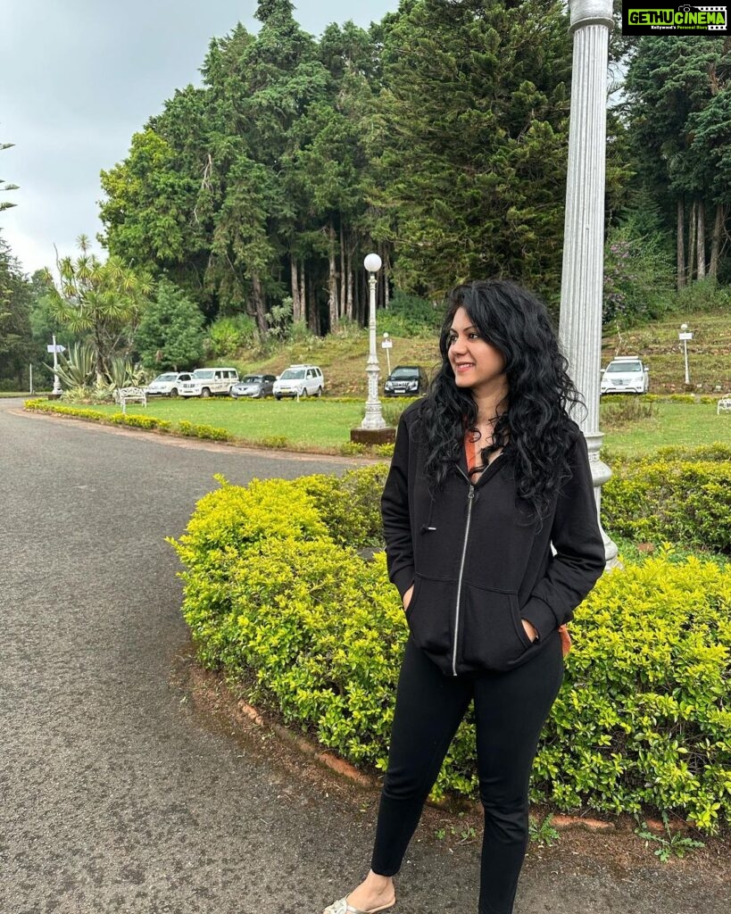Kamna Jethmalani Instagram - Hellooooooooo from ooty … It’s a new day, new week and new beginning 🌸 I am super excited to share this news with you all that I have finally signed a Tamil movie and the shooting starts today. Thank you so much for all your ❤️ All I need is your luck and blessings 🌸🌸 A big thank you to you all who never gave up on me ❤️ #newbeginnings #ooty #tamil #shoot #amazinweather #nature #gratitude #grateful