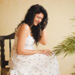 Kamna Jethmalani Instagram - Hello March 🌸🌸🌸 #march #spring #white #nofilter #poser #beingme #curls #casual #kamnajethmalani #hyderabad #bangalore #south