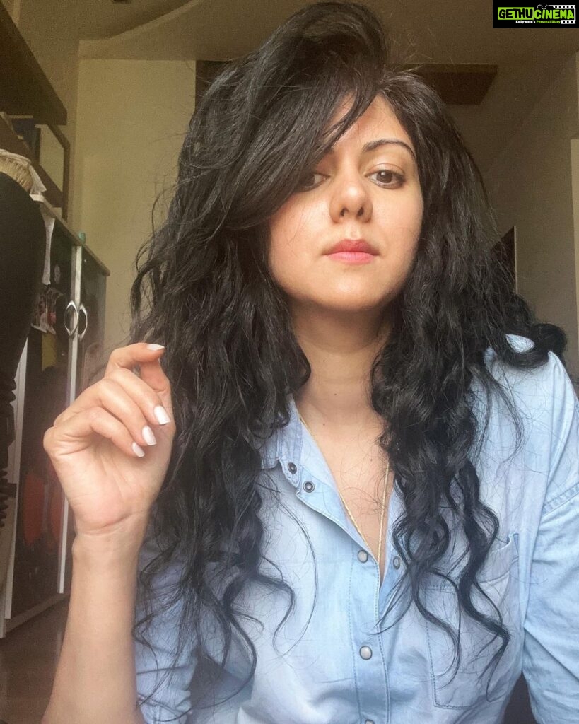 Kamna Jethmalani Instagram - Good morning people! Have a blessed day and a blessed week ahead! Small reminder - Do something what you really like, just spare an hour -drink water -take some sun -dance a little -smile All these things are absolutely free 😁 #monday #denim #shirt #blue #curls #nofilter #mondayblues #smile #longhair