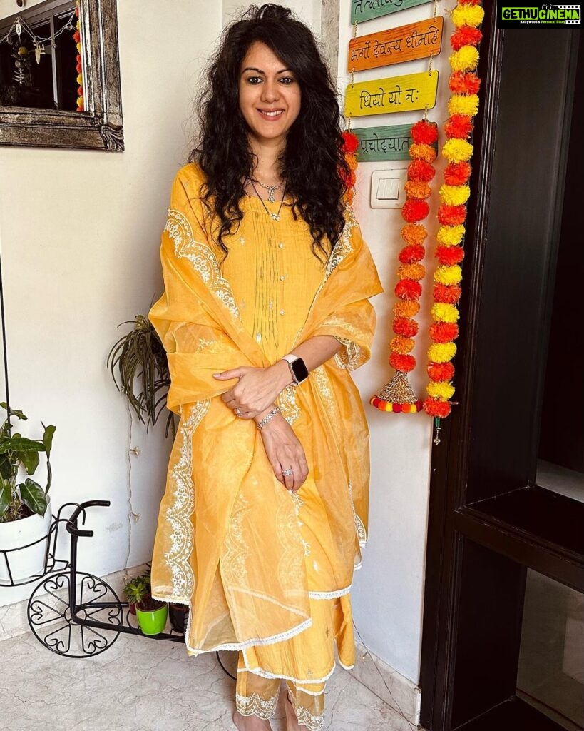 Kamna Jethmalani Instagram - Wishing my Instagram family a very happy Dhanteras 🌸 Stay blessed. Lots of love 💗 Outfit- @theloom.in