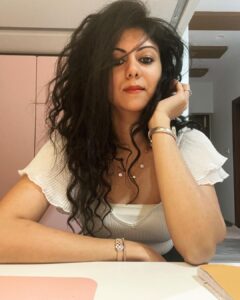Kamna Jethmalani Instagram - Time flies over us but leave a shadow… So use your time wisely 🌸❤️ 

Top - @zara 
Accessories- @hm 
Watch - @bulgari