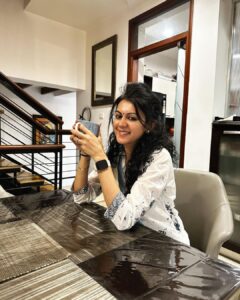 Kamna Jethmalani Instagram - It’s a new week …. 
Have an amazing one 🌸🌸🌸
Don’t forget to smile and remember you are special 😊😊
Lots of love ❤️