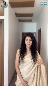 Kamna Jethmalani Instagram - GRWM ….
Onam lunch ! 
Saree - @nallisilksarees 
Jhumkas -  @navrathan1954